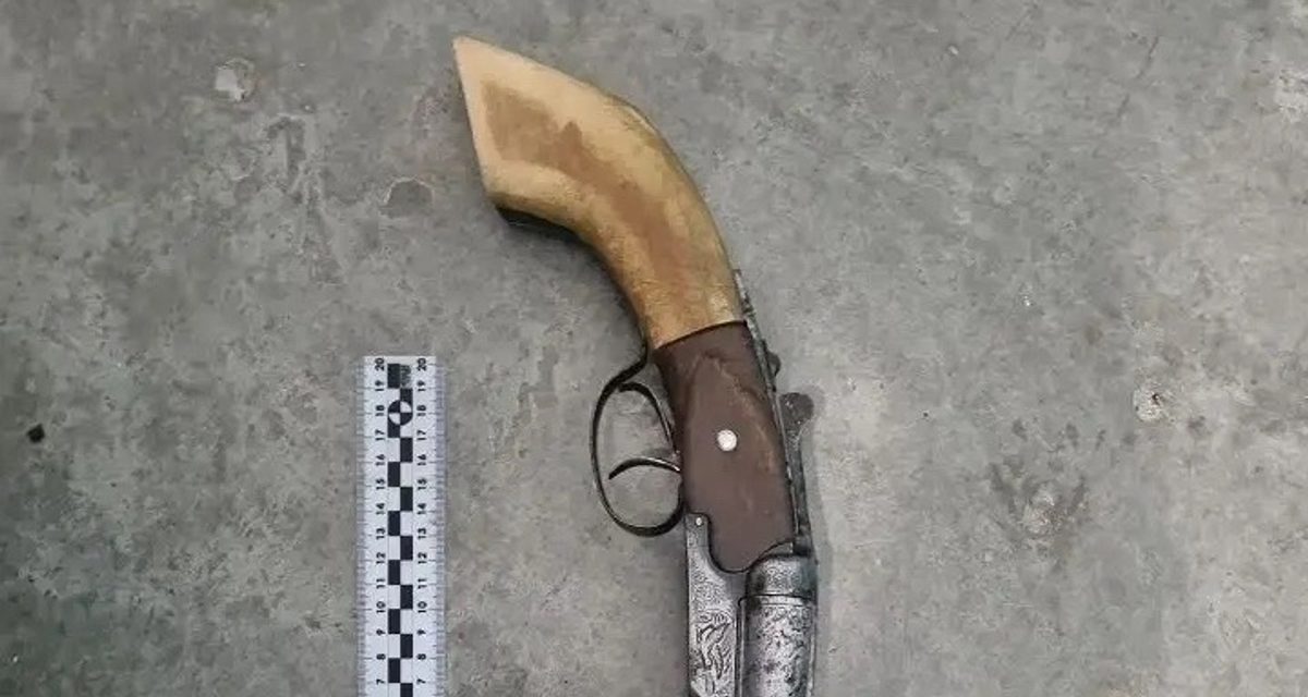 В Мегионе задержали мужчину за выстрел из ружья в подъезде жилого дома