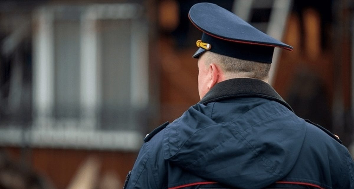 В Нижневартовске грузчик маркетплейса украл коробку из незапертого фургона