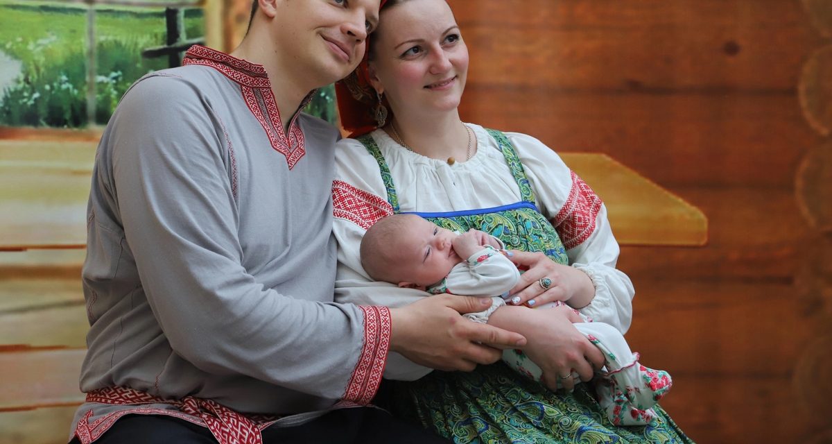 Юрий и Евгения Амельченко отмечают десять лет вместе и растят двух дочерей