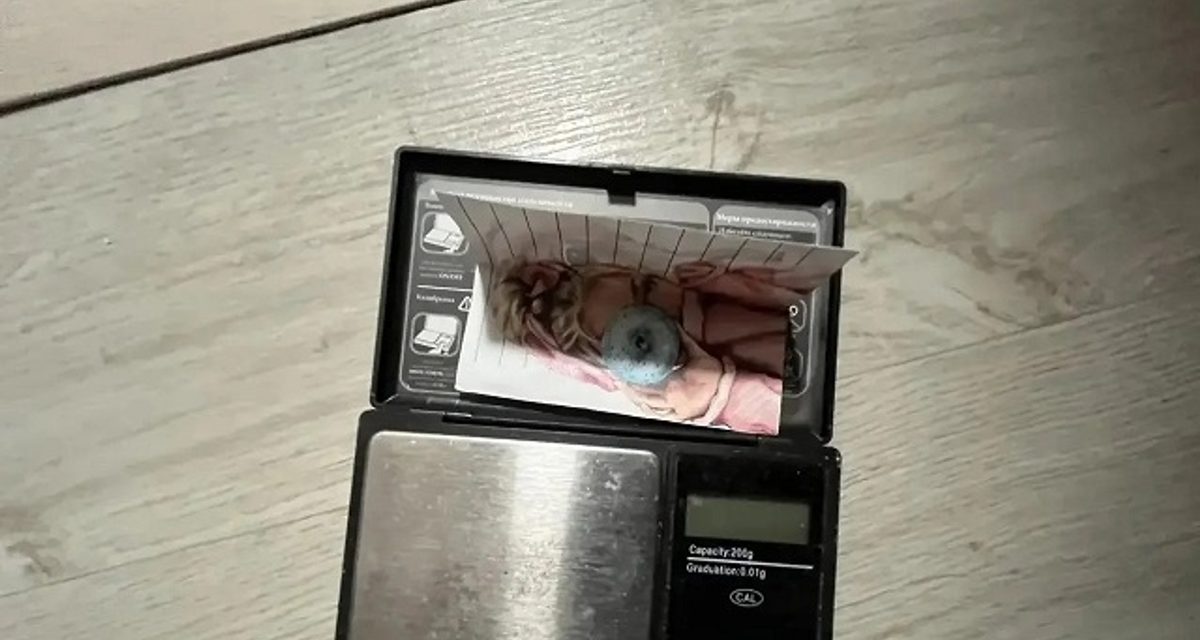 В Нижневартовске у мужчины нашли колбу со следами вещества, а дома у пары — весы и пакеты
