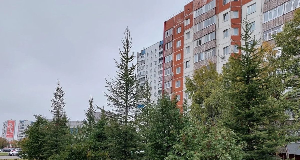 На аллее Журналистов в Нижневартовске посадили 30 рябин попарно в одну лунку